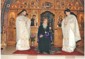 Pr. Nicolae Thira şi Pr. Mircea Stupar, alături de ÎPS Justinian Chira